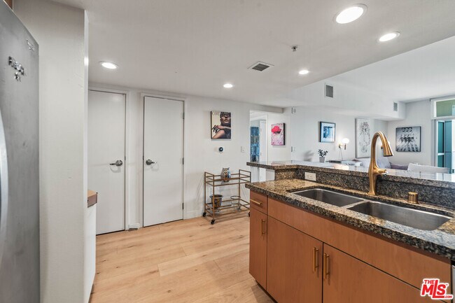 Building Photo - 13700 Marina Pointe Dr