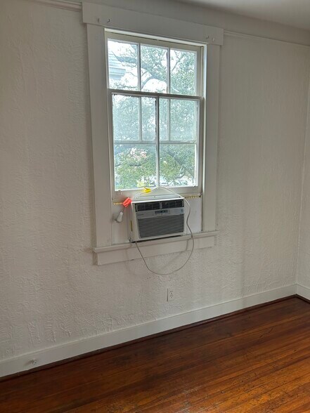 Living room - 609 Jefferson Ave