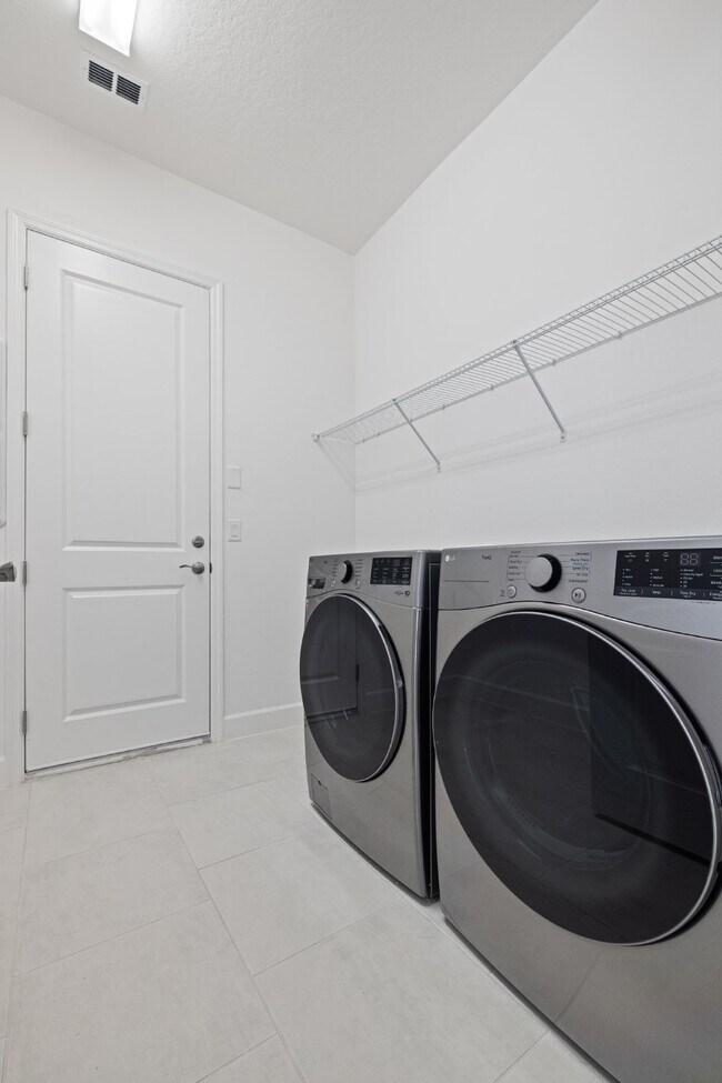 Building Photo - Luxurious gated community 5-Bedroom Rental...