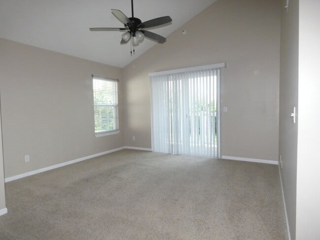 Building Photo - Beautiful Condo in North Kansas City School District!