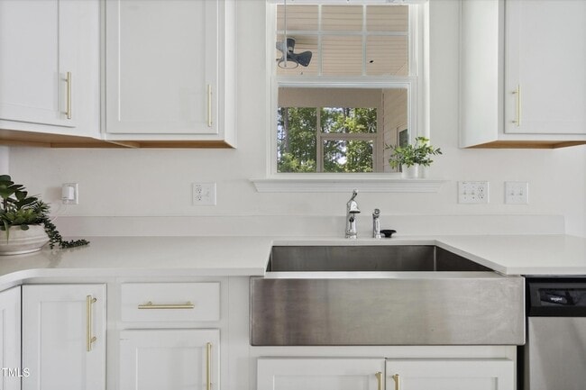 Building Photo - 130 Silent Brk Trl