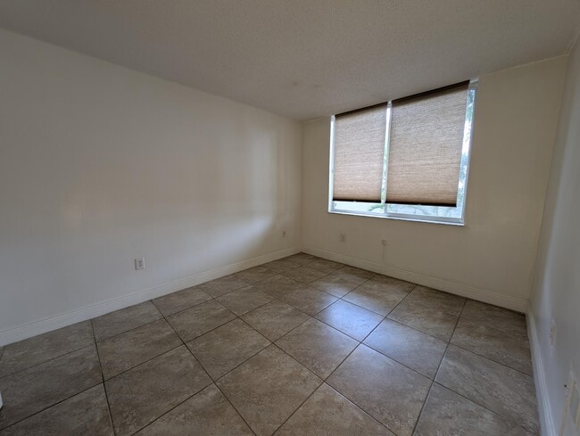 Building Photo - 1720 NW N River Dr