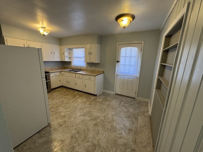 Building Photo - 3428 Fern Lea Rd