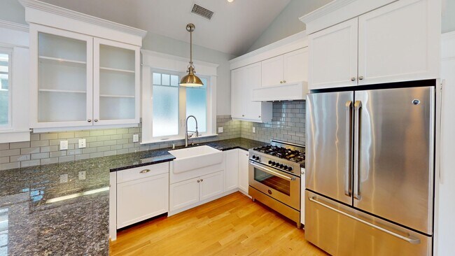 Building Photo - Spacious 4 Bed and 3 Bath Home in Coronado's Village