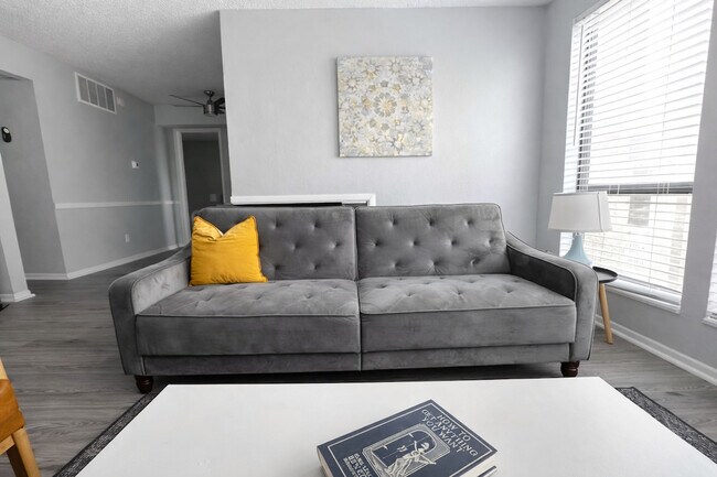 Building Photo - 505 N Rock Rd