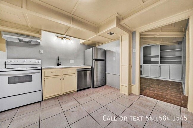 Building Photo - 5001 Hildebrand Rd NW