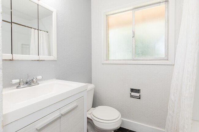 Building Photo - 564 E 700 N