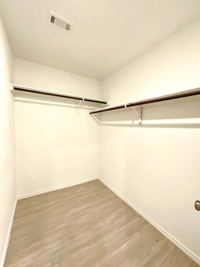 Building Photo - **APPLICATION RECEIVED** **MOVE IN SPECIAL** Beautiful 4BR/2BA Home with Fenced Yard & Garage!