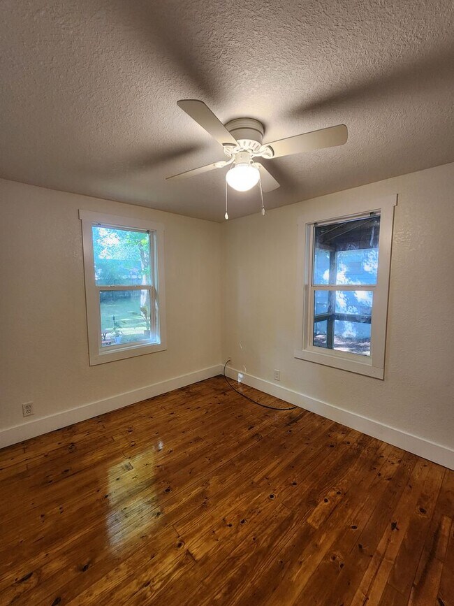 Building Photo - Charming Cottage-Black Mountain