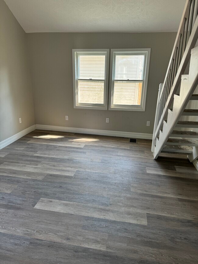 Building Photo - 285 1/2 Walnut St