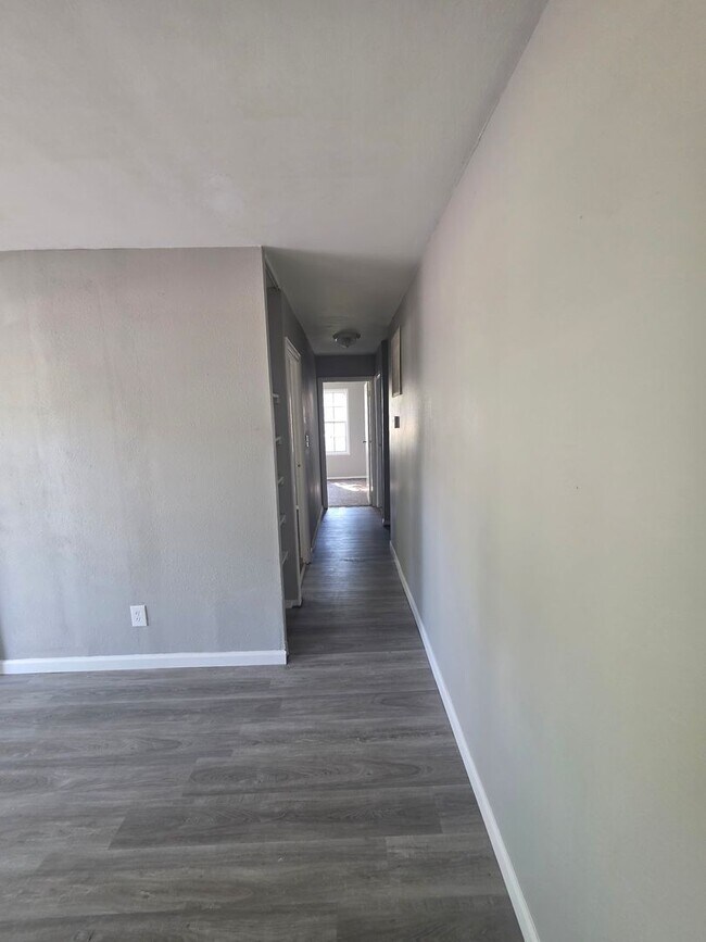 Building Photo - LIMITED TIME**NO APPLICATION FEE**1/2 OFF DEPOSIT**