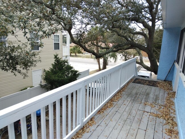 Building Photo - Walk to the Beach, 2 Bedroom, 1 Bath, Unfurnished Condo, Utilities Included!