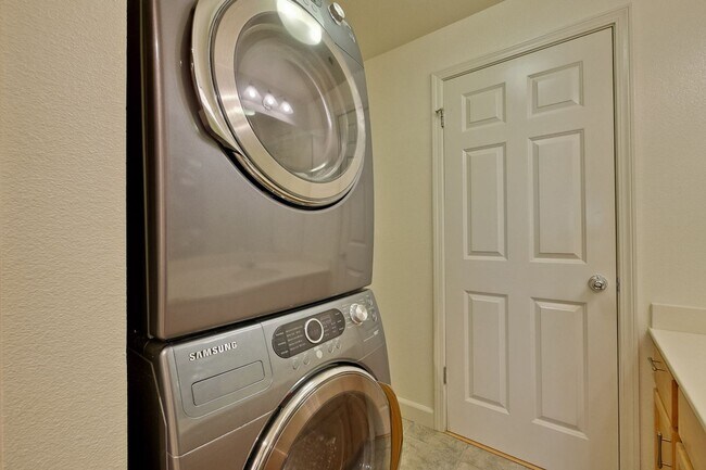 Building Photo - Downtown Mountain View l Stylish Home