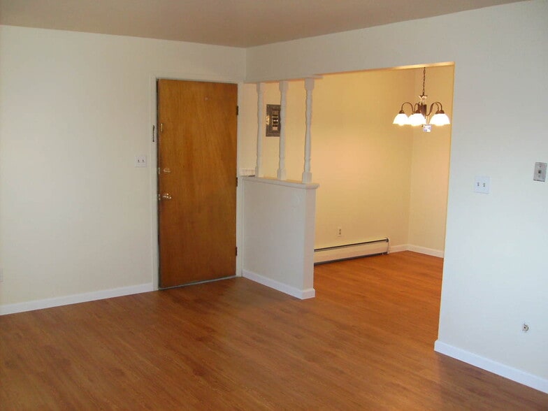 Building Photo - 2412 Clearview Ave