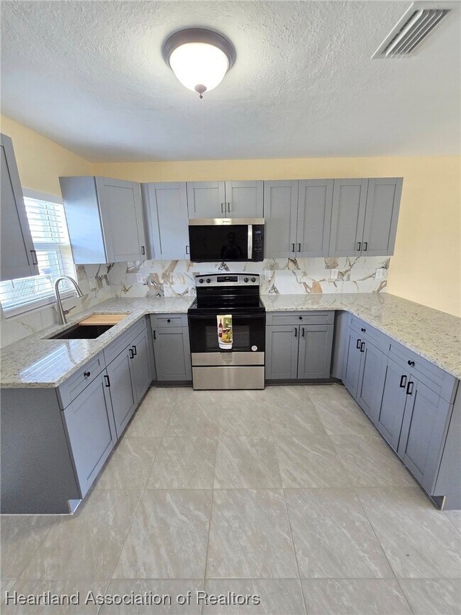 Building Photo - 611 Memorial Dr