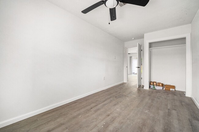 Building Photo - 404 Glenmore Dr