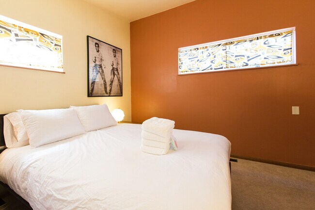 Building Photo - 4905 SW Othello St