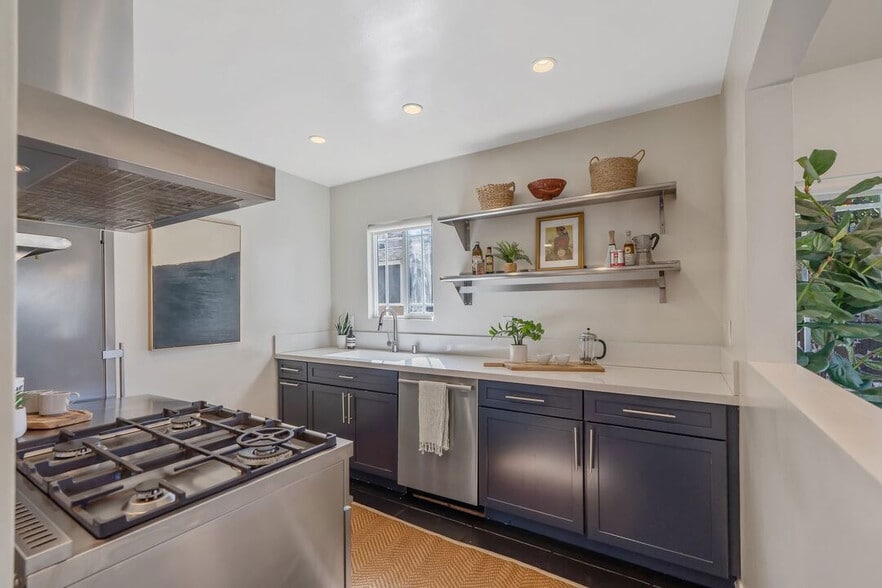 Building Photo - 2324 S Highland Ave