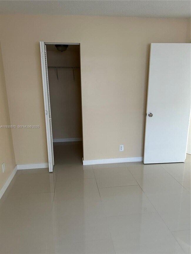 Building Photo - 7910 N Colony Cir