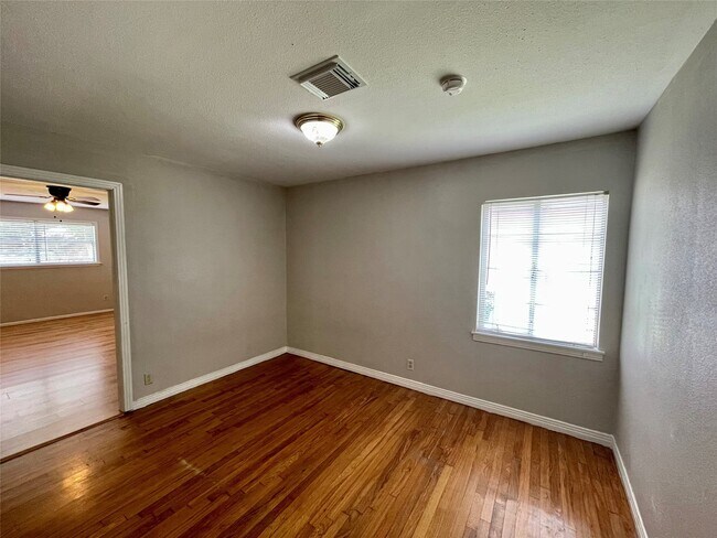 Building Photo - 617 Fostoria Ln