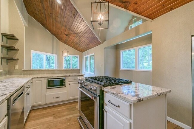 Building Photo - 4702 Dover Dr