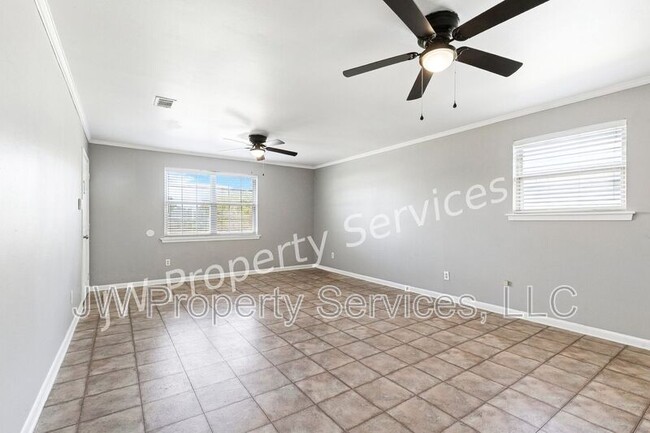 Building Photo - 2203-2203 Octavia Dr