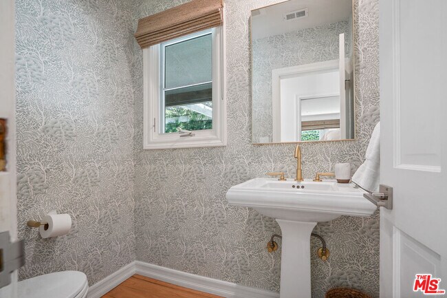 Building Photo - 215 S Medio Dr