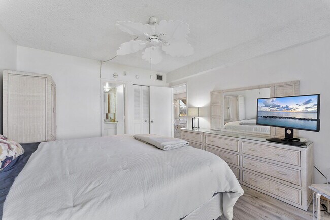 Building Photo - 101 NE 19th Ave