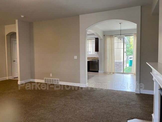 Building Photo - 5561 W Pkwy W