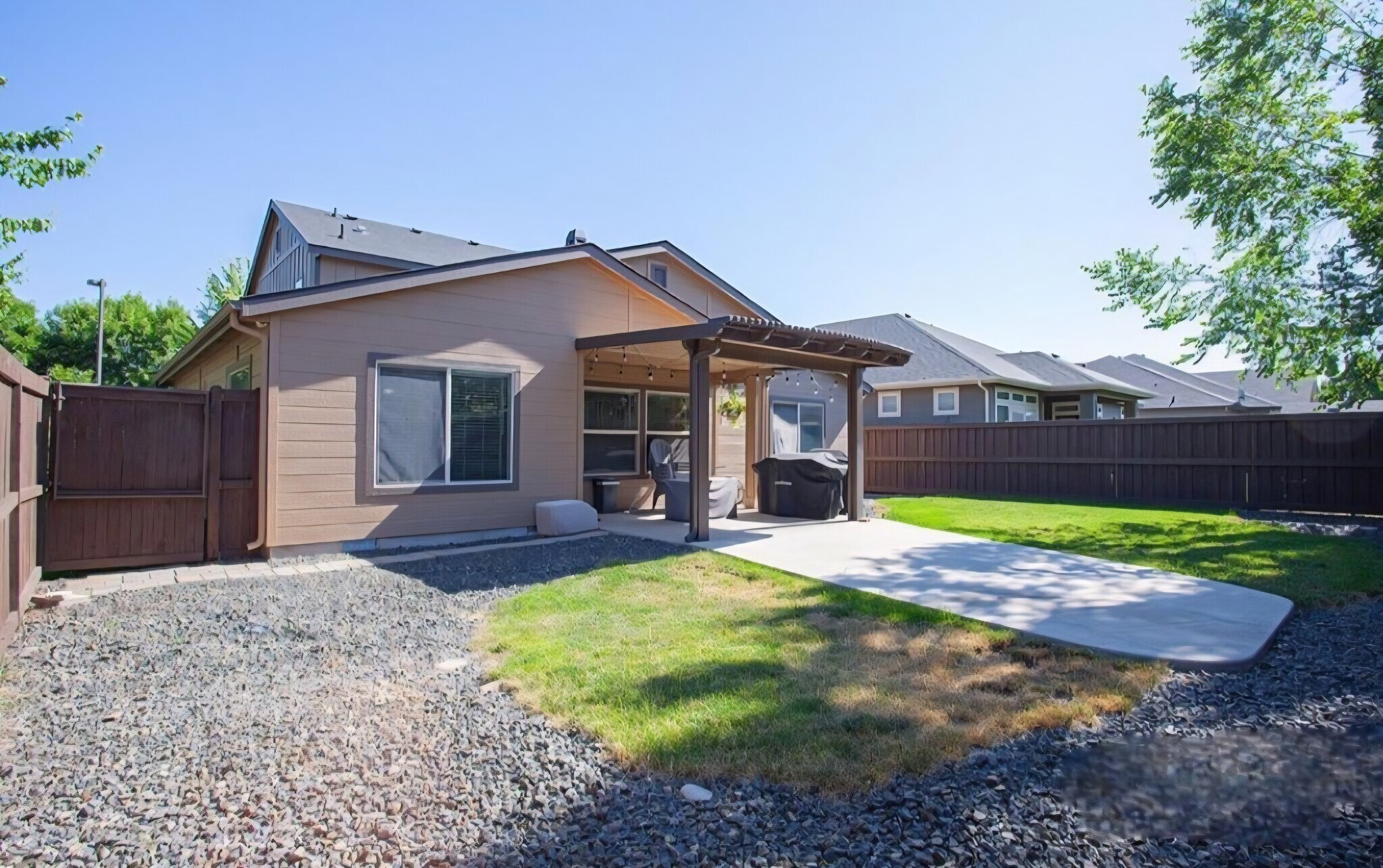 Building Photo - 591 W Kingsley St