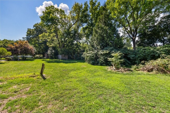 Building Photo - Charming 3 Bedroom, 2 Bath Home with Abundant Space & Natural Light