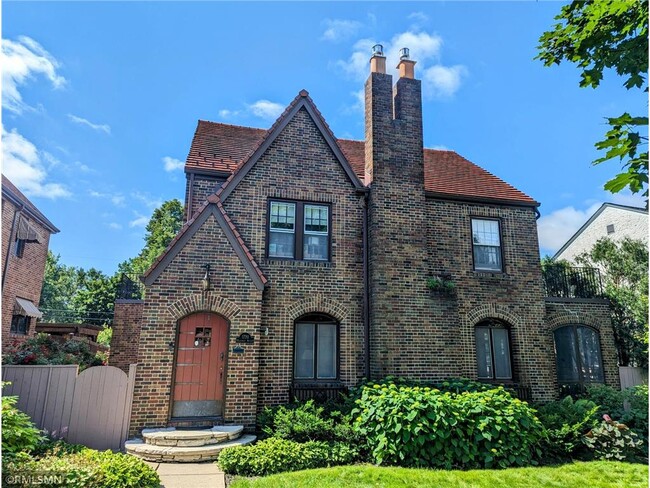 Primary Photo - 1720 Hillcrest Ave