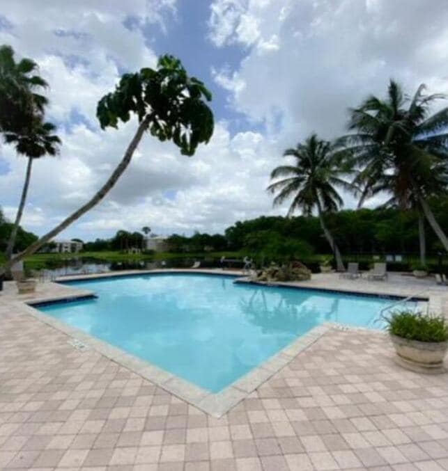 Building Photo - 600 Crestwood Ct N