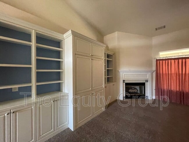Building Photo - 608 W Evergreen Ct