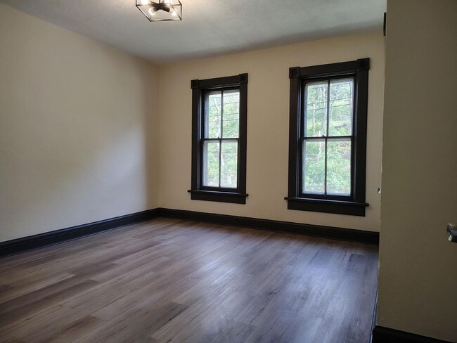 Building Photo - 3 Bed, 1.5 Bath home– Move-In Ready!