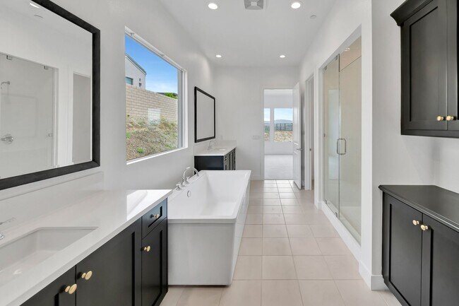 Building Photo - 30000 N Camino los Robles