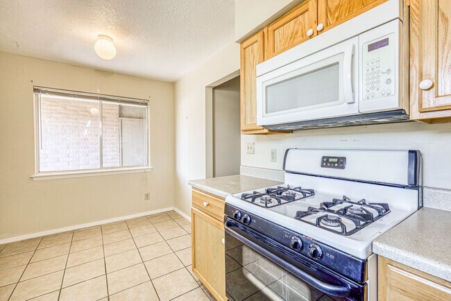 Building Photo - Beautiful 2 bed - 1 baths apartment  part of a TRIPLEX