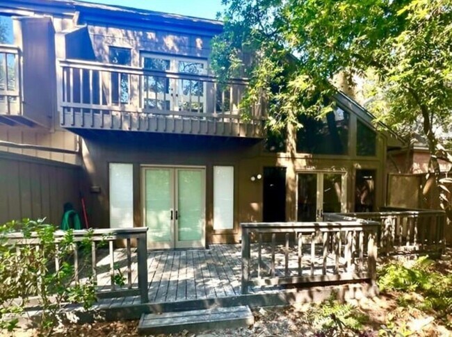 Building Photo - 150 Sugar Berry Cir