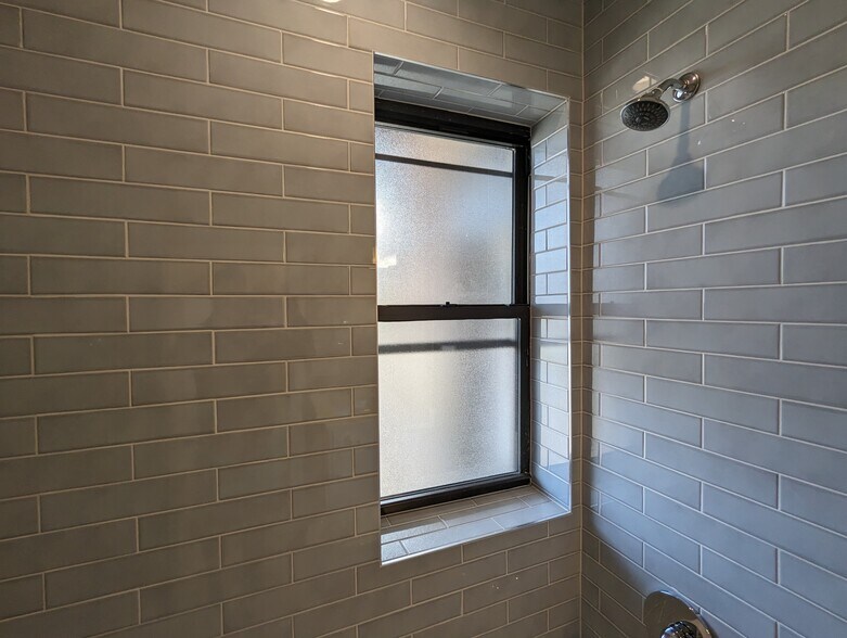 Building Photo - 3935 N Janssen Ave