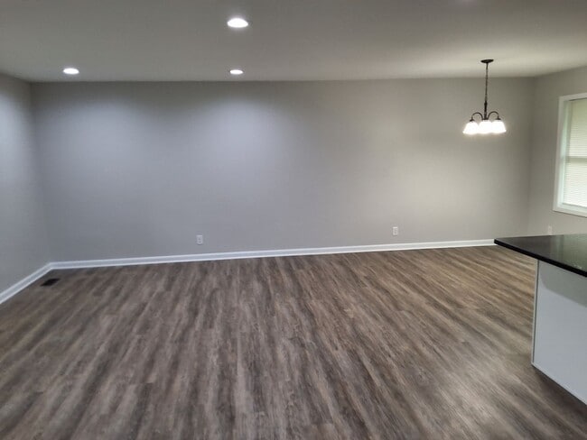 Building Photo - Beautiful 4 Bedroom 2 Bath Home
