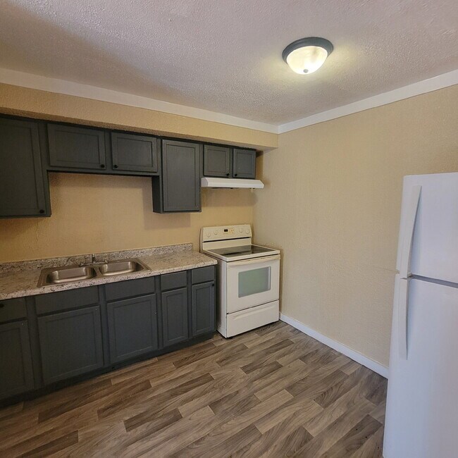 Building Photo - Near Westside 3BR House w/Garage!