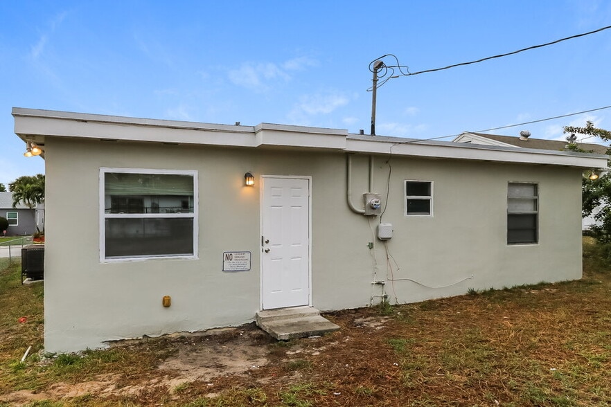 Building Photo - 849 W 5th St