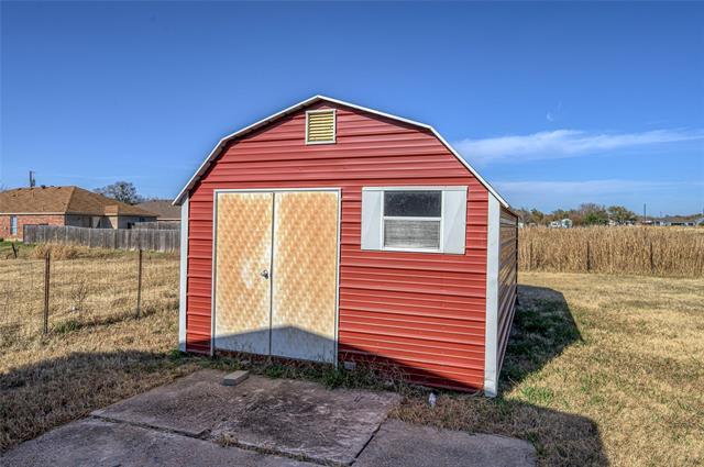 Building Photo - 208 W Maple St