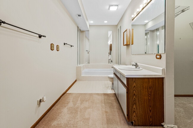 Building Photo - 1665 Commodore Ct
