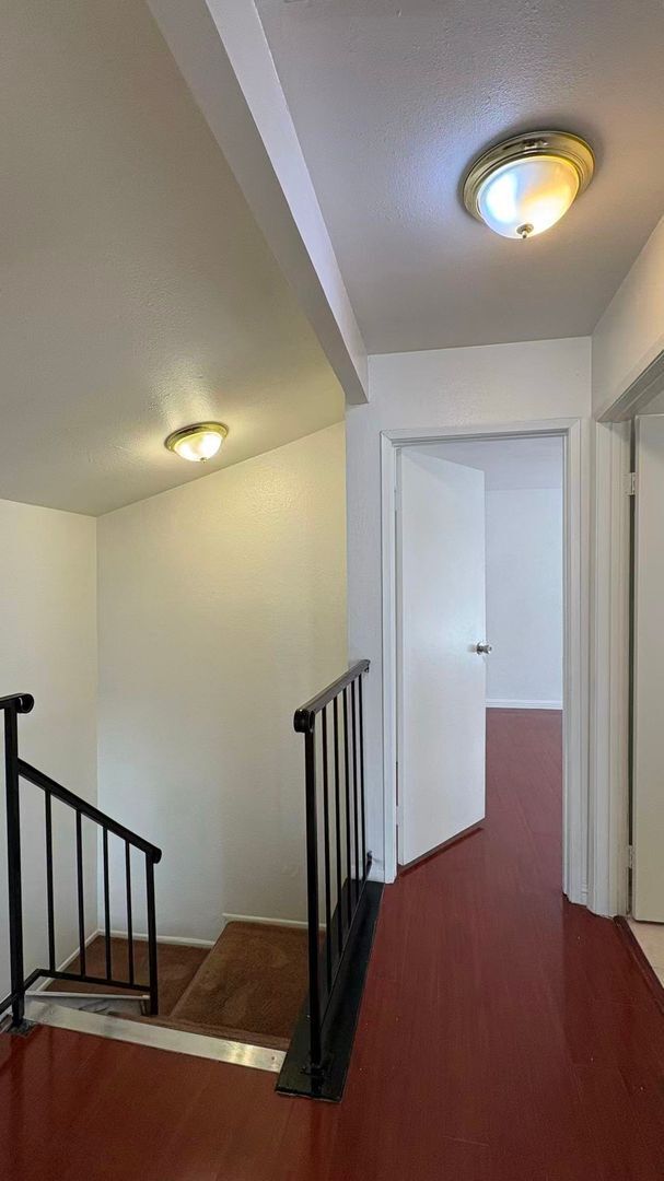 Building Photo - Cozy Home