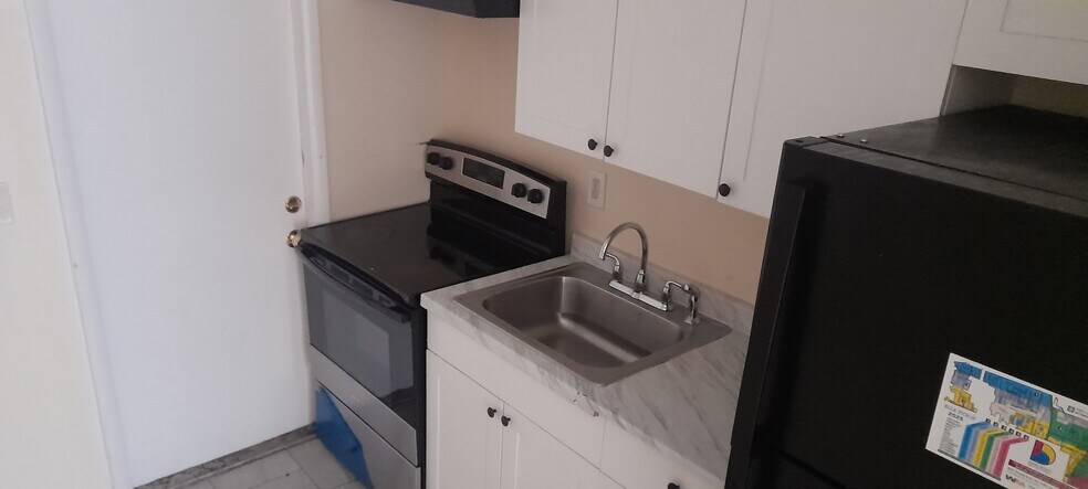 Building Photo - 706 SW 4th Ter