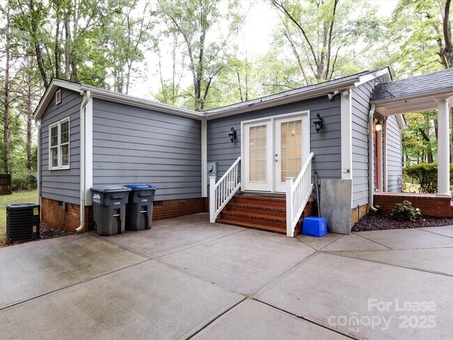 Building Photo - 3109 Forest Lawn Dr