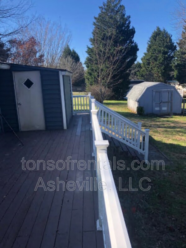Building Photo - 1051 Upward Rd