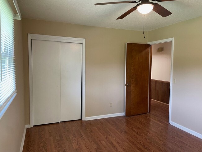 Building Photo - 3 BED, 2 BATH BRICK HOME LOCATED IN COUNTR...
