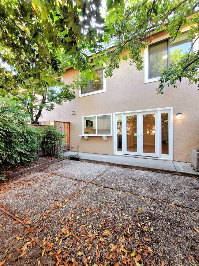 Building Photo - Beautiful & Spacious 3bd Townhouse w/Detached Garage